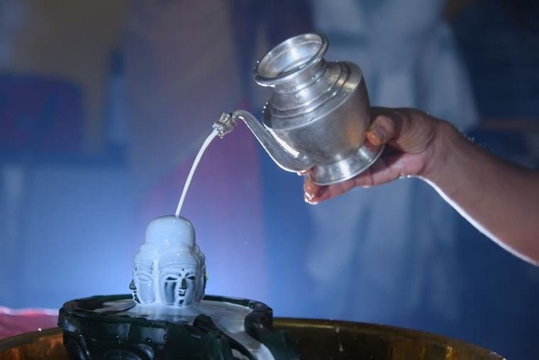 Water poured from the silver vessel