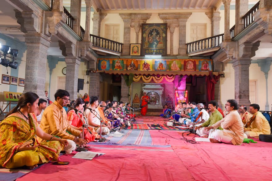 Parayanam in the pillared hall