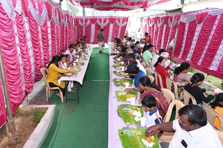 Devotees at the prasadam