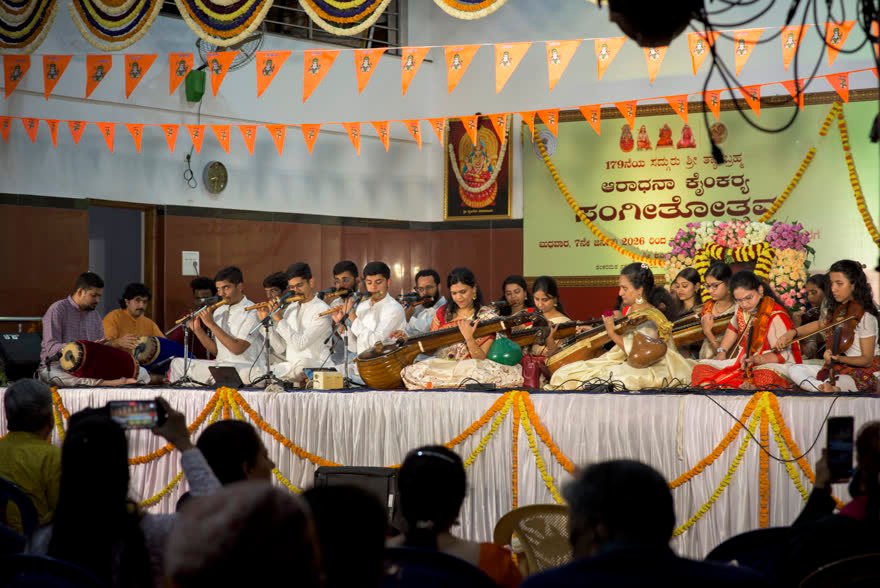 The full ensemble on stage